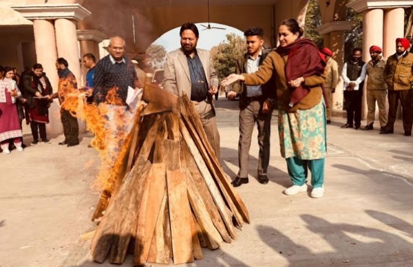 ਡਿਪਟੀ ਕਮਿਸ਼ਨਰ ਜਿ਼ਲ੍ਹਾ ਪ੍ਰਬੰਧਕੀ ਕੰਪਲੈਕਸ ਵਿਚ ਵਿਭਾਗੀ ਅਧਿਕਾਰੀਆਂ ਤੇ ਕਰਮਚਾਰੀਆਂ ਨਾਲ  ਲੋਹੜੀ ਮਨਾਉਣ ਮੌਕੇ।