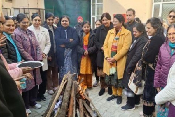 ਸਿਵਲ ਹਸਪਤਾਲ ਬਠਿੰਡਾ ਵਿਖੇ ਮਨਾਈ  ਲੋਹੜੀ ਦਾ ਦ੍ਰਿਸ਼।