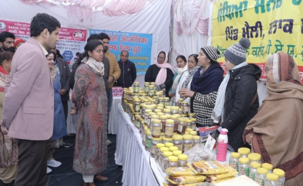 ਹੁ਼ਸ਼ਿਆਰਪੁਰ ਦੇ ਜ਼ਿਲ੍ਹਾ ਪੱਧਰੀ ਕੈਂਪ ਡਾ. ਬੀ.ਆਰ ਅੰਬੇਡਕਰ ਭਵਨ, ਰਾਮ ਕਲੋਨੀ ਕੈਂਪ ਵਿਖੇ ਲਗਾਏ ਕੈਂਪ ਦੌਰਾਨ ਡੀ. ਸੀ.।