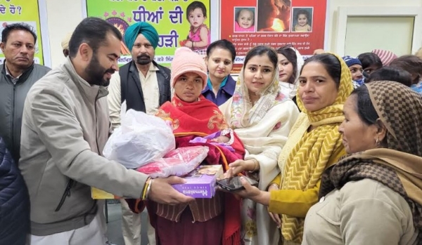 ਵਿਧਾਇਕ ਸਵਨਾ ਅਤੇ ਮੈਡਮ ਖੁਸ਼ਬੂ ਸਵਨਾ ਸਿਵਲ ਹਸਪਤਾਲ ਹਸਪਤਾਲ ਵਿਖੇ ਨਵਜਨਮੀਆਂ ਬੱਚੀਆਂ ਨਾਲ ਲੋਹੜੀ ਮਨਾੁਉਣ ਮੌਕੇ।