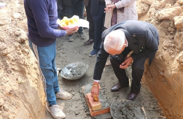 ਕੈਬਨਿਟ ਮੰਤਰੀ ਬਰਿੰਦਰ ਕੁਮਾਰ ਗੋਇਲ ਵਿਕਾਸ ਕਾਰਜਾਂ ਦਾ ਨੀਂਹ ਪੱਥਰ ਰੱਖ ਕੇ ਸ਼ੁਰੂਆਤ ਕਰਦੇ ਹੋਏ.