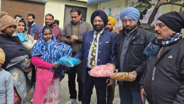ਖੰਨਾ ਦੇ ਸਰਕਾਰੀ ਹਸਪਤਾਲ ਦੇ ਐਸਐਮਓ ਡਾਕਟਰ ਮਨਿੰਦਰ ਸਿੰਘ ਭਸੀਨ ਲੋੜਵੰਦਾਂ ਨੂੰ ਕੰਬਲ ਵੰਡਦੇ ਹੋਏ।