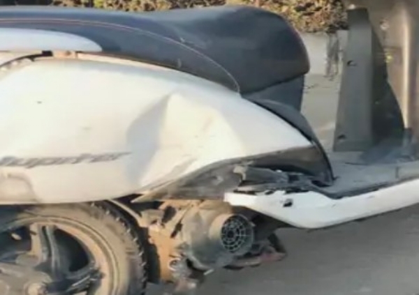 ਹਾਦਸਾਗ੍ਰਸਤ ਐਕਟਿਵਾ ਦਾ ਦ੍ਰਿਸ਼।