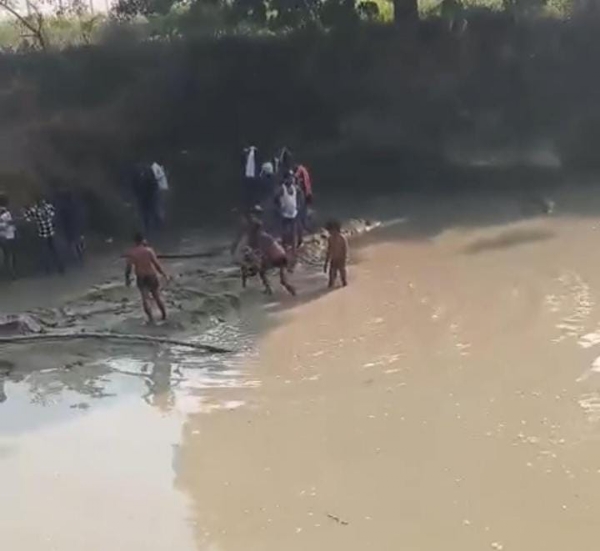 ਬੱਚਿਆਂ ਦੀਆਂ ਲਾਸ਼ਾਂ ਕੱਢਦੇ ਪਿੰਡ ਵਾਸੀ