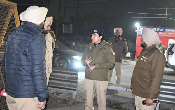 ਐਸ. ਐਸ. ਪੀ. ਡਾ. ਦਰਪਣ ਆਹਲੂਵਾਲੀਆ ਰਾਤ ਨੂੰ ਖੰਨਾ ’ਚ ਹਾਈ-ਟੈਕ ਨਾਕੇ ਦਾ ਅਚਨਚੇਤ ਦੌਰਾ ਕਰਨ ਮੌੇਕੇ।