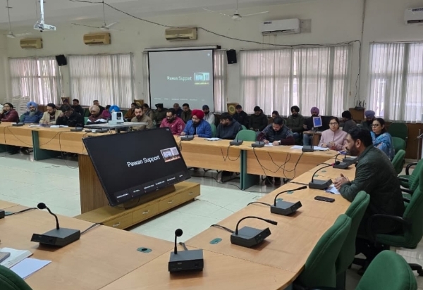 21 ਫਰਵਰੀ ਤੋਂ 2 ਮਾਰਚ ਤੱਕ ਸ਼ੀਸ਼ ਮਹਿਲ ਵਿਖੇ ਕਰਵਾਏ ਜਾਣ ਵਾਲੇ ਕਰਾਫ਼ਟ ਮੇਲੇ ਦੇ ਪ੍ਰਬੰਧਾਂ ਬਾਰੇ ਅਧਿਕਾਰੀਆਂ ਨਾਲ ਮੀਟਿੰਗ ਕਰਦੇ ਹੋਏ ਵਧੀਕ ਡਿਪਟੀ ਕਮਿਸ਼ਨਰ ਦਮਨਜੀਤ ਸਿੰਘ ਮਾਨ।