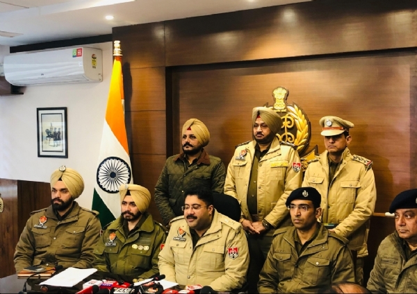 ਐਸ ਐਸ ਪੀ ਮੁਹਾਲੀ ਪੱਤਰਕਾਰਾਂ ਨੂੰ ਜਾਣਕਾਰੀ ਦਿੰਦੇ ਹੋਏ.