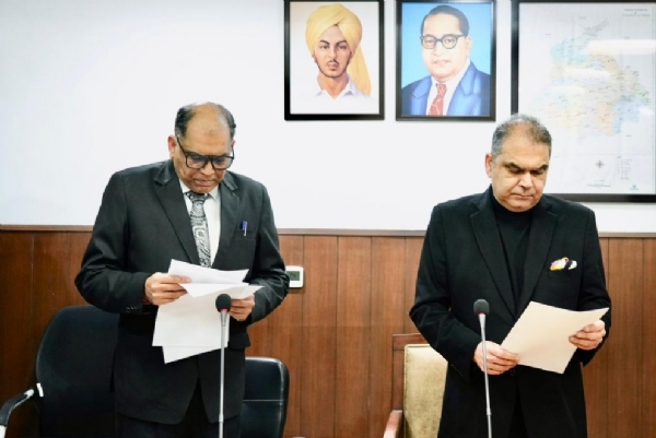 ਮੰਤਰੀ ਸੰਜੀਵ ਅਰੋੜਾ ਪੰਜਾਬ ਰਾਜ ਬਿਜਲੀ ਰੈਗੂਲੇਟਰੀ ਕਮਿਸ਼ਨ ਦੇ ਨਵ-ਨਿਯੁਕਤ ਮੈਂਬਰ ਨੂੰ ਸਹੁੰ ਚੁਕਵਾਉਣ ਮੌਕੇ.