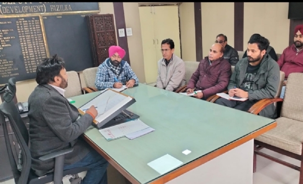 ਵਧੀਕ ਡਿਪਟੀ ਕਮਿਸ਼ਨਰ ਝਾਕੀਆਂ ਦੀ ਤਿਆਰੀ ਸਬੰਧੀ ਵਿਭਾਗੀ ਅਧਿਕਾਰੀਆਂ ਨਾਲ  ਬੈਠਕ ਦੌਰਾਨ.