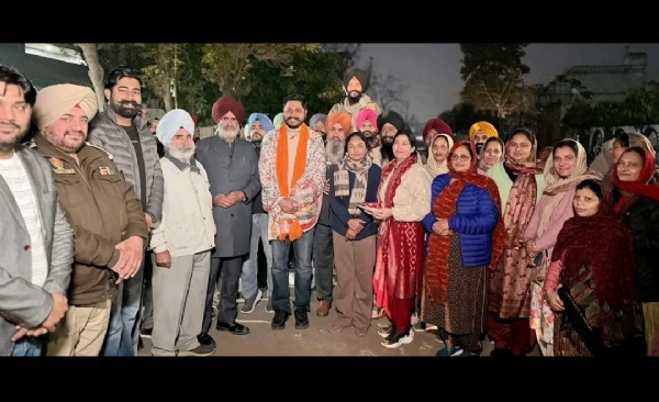 ਵਿਧਾਇਕ ਸ਼ੈਰੀ ਕਲਸੀ ਵਾਰਡ ਨੰ. 22 ਵਿੱਚ ਵਿਕਾਸ ਕਾਰਜਾਂ ਦਾ ਉਦਘਾਟਨ ਕਰਦੇ ਹੋਏ.