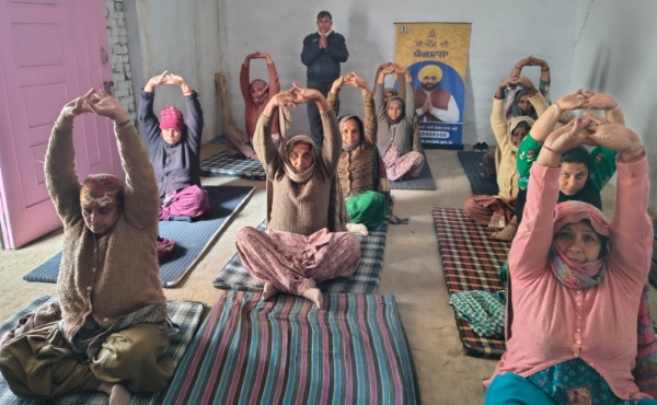 ਪੰਜਾਬ ਸਰਕਾਰ ਦੀ ਸੀ.ਐਮ. ਦੀ ਯੋਗਸ਼ਾਲਾ ਮੁਹਿੰਮ ਤਹਿਤ ਯੋਗਾ ਕੀਤੇ ਜਾਣ ਦ੍ਰਿਸ਼।