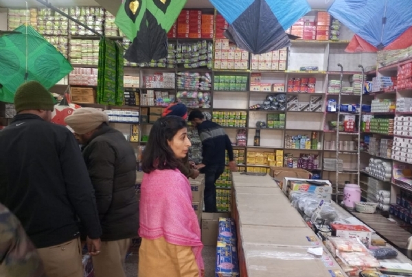 ਪਟਿਆਲਾ ਵਿੱਚ ਚਾਈਨਾ ਡੋਰ ਦੀ ਵਿਕਰੀ ’ਤੇ ਅਚਾਰ ਬਜ਼ਾਰ ’ਚ ਅਚਾਨਕ ਚੈਕਿੰਗ ਕੀਤੇ ਜਾਣ ਦਾ ਦ੍ਰਿਸ਼.