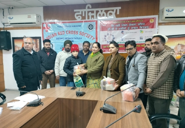 ਡਿਪਟੀ ਕਮਿਸ਼ਨਰ ਟੀ. ਬੀ. ਮਰੀਜਾਂ ਨੂੰ ਪੋਸ਼ਟਿਕ ਆਹਾਰ ਦੀਆਂ ਰਾਸ਼ਨ ਕਿੱਟਾਂ ਦੀ ਵੰਡ ਕੀਤੇ ਜਾਣ ਦਾ ਦ੍ਰਿਸ਼.