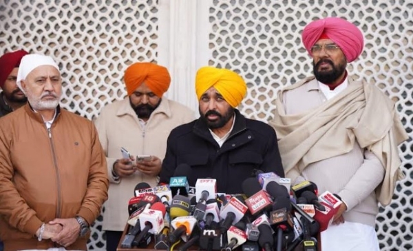 ਮੂੱਖ ਮੰਤਰੀ ਭਗਵੰਤ ਮਾਨ ਪੱਤਰਕਾਰਾਂ ਨਾਲ ਗੱਲਬਾਤ ਦੌਰਾਨ।