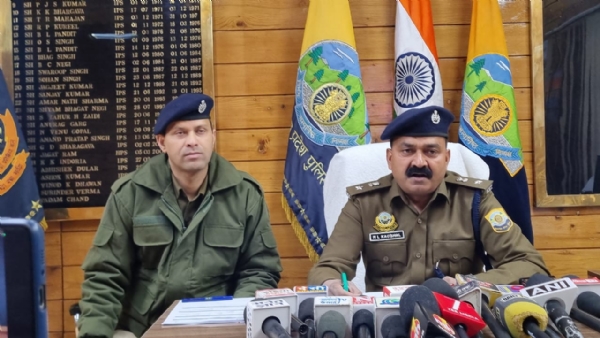 ਕੁੱਲੂ ਦੇ ਐਸਪੀ ਡਰੱਗ ਮਾਮਲੇ ਵਿੱਚ ਜਾਣਕਾਰੀ ਦਿੰਦੇ ਹੋਏ।