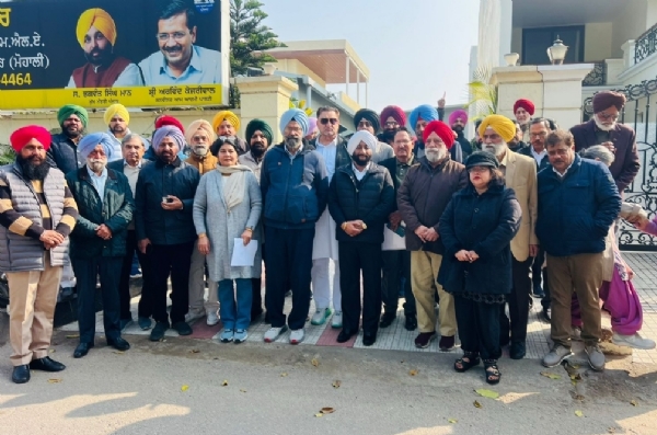 ਐਮ ਐਲ ਏ ਮੋਹਾਲੀ ਕੁਲਵੰਤ ਸਿੰਘ ਜਾਣਕਾਰੀ ਦਿੰਦੇ ਹੋਏ ਅਤੇ ਹੋਰ.