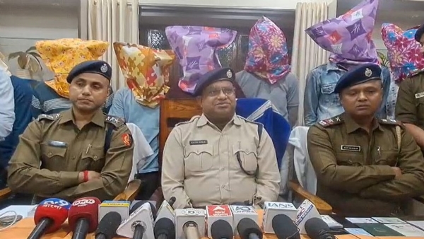 ਕਾਬੂ ਕੀਤੇ ਗਏ ਮੁਲਜ਼ਮਾਂ ਬਾਰੇ ਜਾਣਕਾਰੀ ਦਿੰਦੀ ਪੁਲਿਸ।