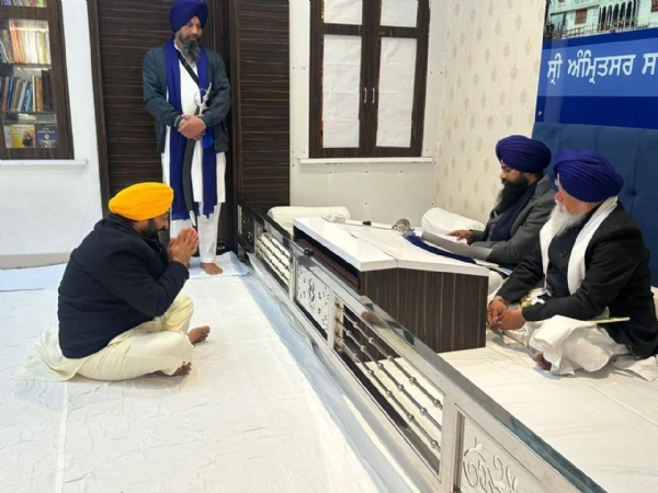 ਅਕਾਲ ਤਖ਼ਤ ਸਾਹਿਬ ਦੇ ਜਥੇਦਾਰ ਕੁਲਦੀਪ ਸਿੰਘ ਗੜਗੱਜ ਨੂੰ ਆਪਣਾ ਸਪੱਸ਼ਟੀਕਰਨ ਸੌਂਪਣ ਸਮੇਂ ਮੁੱਖ ਮੰਤਰੀ ਭਗਵੰਤ ਮਾਨ।
