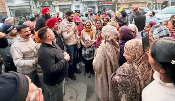 ਬਟਾਲਾ ਸ਼ਹਿਰ ਅੰਦਰ ਵਿਕਾਸ ਕਾਰਜ ਜਾਰੀ-ਕਾਹਨੂੰਵਾਨ ਰੋਡ ਦੇ ਵਾਸੀਆਂ ਦੀ ਚਿਰੋਕਣੀ ਮੰਗੀ ਪੂਰੀ ਕਰਦਿਆਂ ਗਲੀ ਦਾ ਨਿਰਮਾਣ ਕਾਰਜ ਸ਼ੁਰੂ ਸ਼ੁਰੂ ਕਰਵਾਉਣ ਮੌਕੇ।