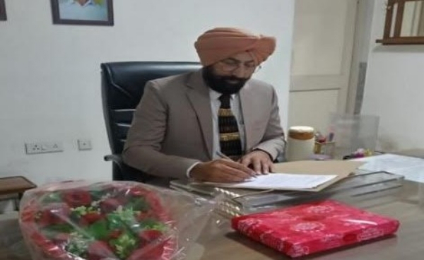 ਵਰਿਆਮ ਸਿੰਘ ਡਾਇਰੈਕਟਰ ਡੇਅਰੀ ਵਿਕਾਸ ਵਿਭਾਗ ਪੰਜਾਬ ਦਾ ਵਾਧੂ ਚਾਰਜ ਸੰਭਾਲਣ ਮੌਕੇ।