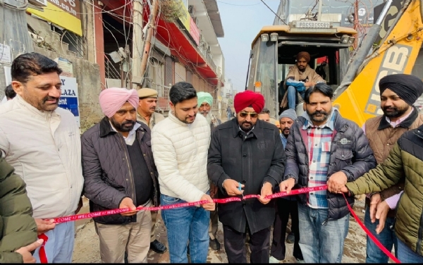 ਵਿਧਾਇਕ ਰੰਧਾਵਾ ਵੀਆਈਪੀ ਰੋਡ ਤੋਂ ਸਨਰਾਈਜ਼ ਸੁਸਾਇਟੀ ਲੋਹਗੜ੍ਹ ਤੱਕ ਸੜਕ ਨਿਰਮਾਣ ਸ਼ੁਰੂਆਤ ਕਰਵਾਉਣ ਮੌਕੇ.