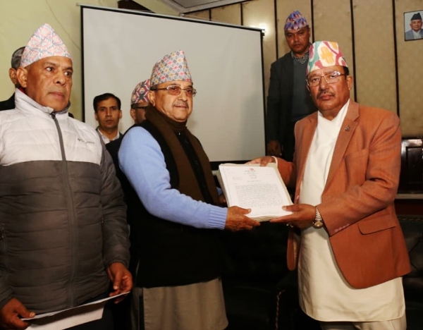 ਦੇਉਵਾ ਧੜੇ ਦੇ ਆਗੂ ਚੋਣ ਕਮਿਸ਼ਨ ਨੂੰ ਦਸਤਾਵੇਜ਼ ਸੌਂਪਦੇ ਹੋਏ।