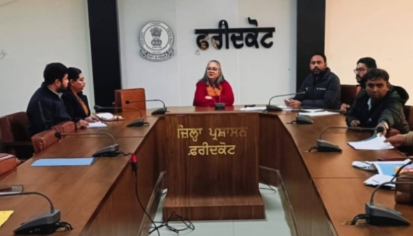 ਜਨ ਸੰਚੈ ਜਨ ਭਾਗੀਦਾਰੀ 2.0 ਮੁਹਿੰਮ ਦੀ ਸਮੀਖਿਆ ਮੀਟਿੰਗ ਦੌਰਾਨ ਡਿਪਟੀ ਕਮਿਸ਼ਨਰ।