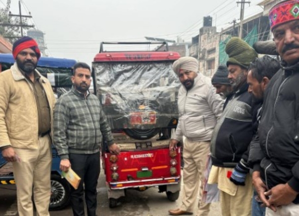 ਰਾਸ਼ਟਰੀ ਸੜਕ ਸੁਰੱਖਿਆ ਮਹੀਨੇ ਤਹਿਤ ਜ਼ਿਲ੍ਹੇ ’ਚ ਸੜਕ ਸੁਰੱਖਿਆ ਸਬੰਧੀ ਚਲਾਈ ਵਿਆਪਕ ਜਾਗਰੂਕਤਾ ਮੁਹਿੰਮ ਦਾ ਦ੍ਰਿਸ਼।