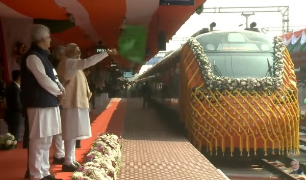 ਪ੍ਰਧਾਨ ਮੰਤਰੀ ਨਰਿੰਦਰ ਮੋਦੀ ਨੇ ਵੰਦੇ ਭਾਰਤ ਸਲੀਪਰ ਟ੍ਰੇਨ ਨੂੰ ਹਰੀ ਝੰਡੀ ਦਿਖਾ ਕੇ ਰਵਾਨਾ ਕੀਤਾ।