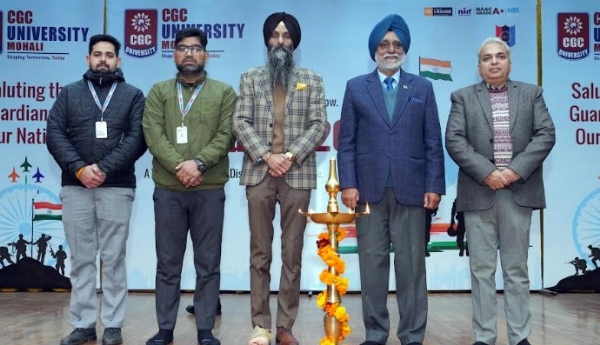 ਸੀ ਜੀ ਸੀ  ਯੂਨੀਵਰਸਿਟੀ ਮੋਹਾਲੀ ਵਿਖੇ ਸੈਨਾ ਦਿਵਸ ਮੌਕੇ ਮੁੱਖ ਮਹਿਮਾਨ ਲੈਫਟੀਨੈਂਟ ਜਨਰਲ ਕਮਲਜੀਤ ਸਿੰਘ ਅਤੇ ਯੂਨੀਵਰਸਿਟੀ ਦੇ ਅਧਿਕਾਰੀ