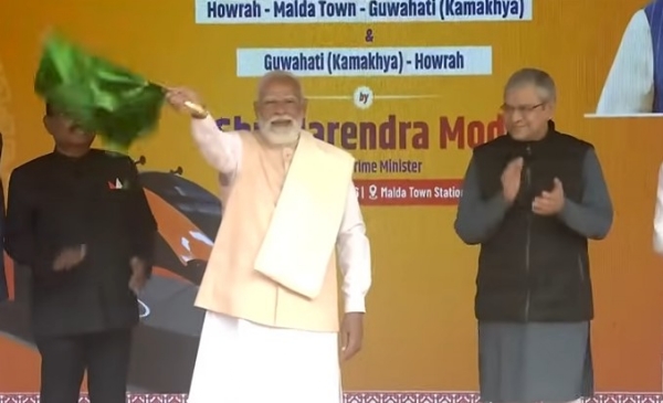 ਪ੍ਰਧਾਨ ਮੰਤਰੀ ਨਰਿੰਦਰ ਮੋਦੀ ਨੇ ਵੰਦੇ ਭਾਰਤ ਸਲੀਪਰ ਟ੍ਰੇਨ ਨੂੰ ਹਰੀ ਝੰਡੀ ਦਿਖਾ ਕੇ ਰਵਾਨਾ ਕੀਤਾ।