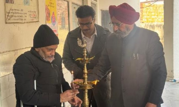 ਸਿਹਤ ਵਿਭਾਗ ਬਠਿੰਡਾ ਵਲੋਂ ਲਗਾਏ ਮੁਫਤ ਕੈਂਸਰ ਜਾਂਚ ਕੈਂਪ ਦੀ ਸ਼ੁਰੂਆਤ ਕੀਤੇ ਜਾਣ ਦਾ ਦ੍ਰਿਸ਼।