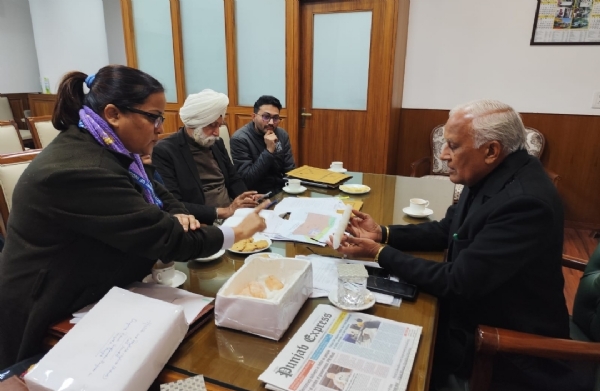 ਬਰਿੰਦਰ ਕੁਮਾਰ ਗੋਇਲ ਭਾਰਤੀ ਭੂ-ਵਿਗਿਆਨ ਸਰਵੇਖਣ ਅਤੇ ਪੰਜਾਬ ਖਣਨ ਵਿਭਾਗ ਦੇ ਅਧਿਕਾਰੀਆਂ ਨਾਲ ਉੱਚ ਪੱਧਰੀ ਸਮੀਖਿਆ ਮੀਟਿੰਗ ਦੌਰਾਨ.