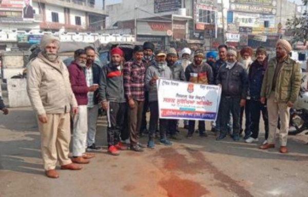 ਗੁਰਦਾਸਪੁਰ ਵਿਖੇ ਰੋਡ ਸੇਫਟੀ ਮਹੀਨੇ ਸਬੰਧੀ ਥਰੀ ਵੀਲਰ ਚਾਲਕਾਂ ਲਈ ਲਗਾਏ ਜਾਗਰੂਕਤਾ ਸੈਮੀਨਾਰ ਦਾ ਦ੍ਰਿਸ਼।