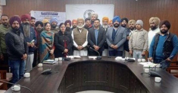 ਡੀ. ਸੀ. ਬਰਨਾਲਾ ਪਰਾਲੀ ਪ੍ਰਬੰਧਨ ਸਬੰਧੀ ਕੱਢੇ ਲੱਕੀ ਡਰਾਅ ਦੇ ਜੇਤੂ ਕਿਸਾਨਾਂ ਨੂੰ ਸਰਟੀਫ਼ਿਕੇਟ ਦੇਣ ਮੌਕੇ।