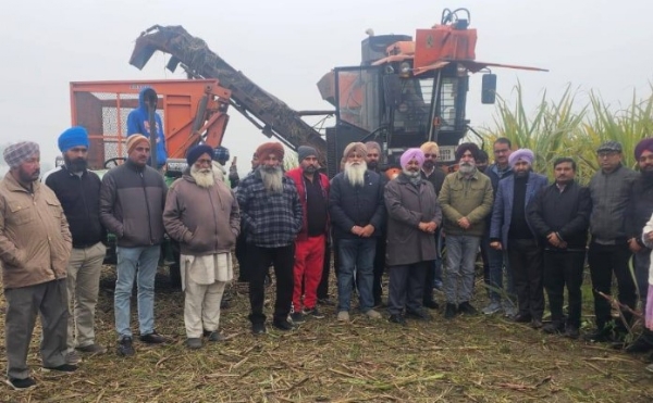 ਲੁਧਿਆਣਾ ਦੇ ਪਿੰਡ ਮੱਲ ਮਾਜਰਾ ਵਿਚ ਗੰਨੇ ਦੀ ਫ਼ਸਲ ਜਾਇਜ਼ਾ ਲੈਂਦੇ ਹੋਏ ਡਾਕਟਰ ਅਮਰੀਕ ਸਿੰਘ ਕੇਨ ਕਮਿਸ਼ਨਰ ਪੰਜਾਬ।