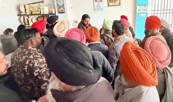 ਵਿਧਾਇਕ ਸ਼ੈਰੀ ਕਲਸੀ ਲੋਕ ਮਿਲਣੀ ਦੌਰਾਨ ਲੋਕਾਂ ਦੀਆਂ ਮੁਸ਼ਕਿਲਾਂ ਸੁਣਦੇ ਹੋਏ।