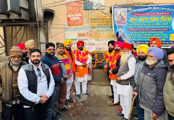 ਵਿਧਾਇਕ ਡਾ. ਜਸਬੀਰ ਸਿੰਘ ਸੰਧੂ ਅਤੇ ਨਗਰ ਨਿਗਮ ਅੰਮ੍ਰਿਤਸਰ ਦੇ ਮੇਅਰ ਜਤਿੰਦਰ ਸਿੰਘ ਭਾਟੀਆ ਵਾਰਡ ਨੰਬਰ 2 ਅਧੀਨ ਪੈਂਦੇ ਪਿੰਡ ਗੁਮਟਾਲਾ ਵਿੱਚ ਪੀਣ ਵਾਲੇ ਪਾਣੀ ਦੀਆਂ ਪਾਈਪਾਂ ਪਾਉਣ ਦੇ ਕੰਮ ਦਾ ਉਦਘਾਟਨ ਕਰਨ ਮੌਕੇ.