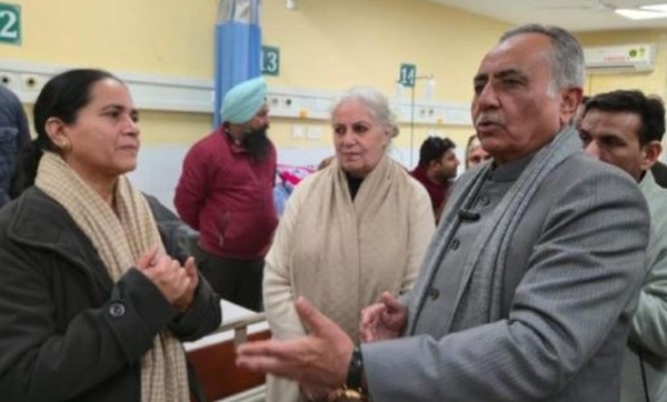 ਹਲਕਾ ਇੰਚਾਰਜ ਰਮਨ ਬਹਿਲ ਸੜਕ ਹਾਦਸੇ ’ਚ ਜਖ਼ਮੀ ਹੋਏ ਅਧਿਆਪਕਾਂ ਦਾ ਹਾਲ ਜਾਨਣ ਮੌਕੇ।