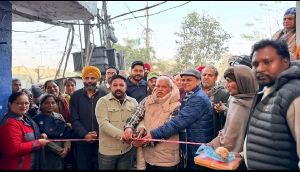 ਵਿਧਾਇਕ ਅਮਨਸ਼ੇਰ ਸਿੰਘ ਸ਼ੈਰੀ ਕਲਸੀ ਕੀਤੇ ਜਾ ਰਹੇ ਵਿਕਾਸ ਕੰਮਾਂ ਦੀ ਲੜੀ ਤਹਿਤ ਵਾਰਡ ਨੰਬਰ 30 ਵਿੱਚ ਗਲੀ ਬਣਾਉਣ ਦਾ ਕੰਮ ਸ਼ੁਰੂ ਕਰਵਾਉਣ ਮੌਕੇ.