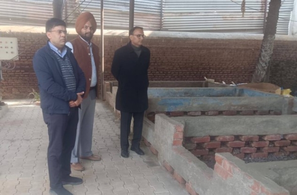 ਵਧੀਕ ਡਿਪਟੀ ਕਮਿਸ਼ਨਰ ਐਮ. ਆਰ. ਐਫ. ਸੈਂਟਰ ਅਤੇ ਐਸ. ਟੀ. ਪੀ. ਦੇ ਕੰਮ ਦਾ ਜਾਇਜ਼ਾ ਲੈਂਦੇ ਹੋਏ।