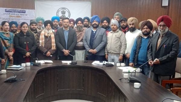 ਡਿਪਟੀ ਕਮਿਸ਼ਨਰ ਪਰਾਲੀ ਪ੍ਰਬੰਧਨ ਲੱਕੀ ਡਰਾਅ ਦੇ ਜੇਤੂ ਕਿਸਾਨਾਂ ਨੂੰ ਸਰਟੀਫ਼ਿਕੇਟ ਵੰਡਣ ਉਪਰੰਤ।