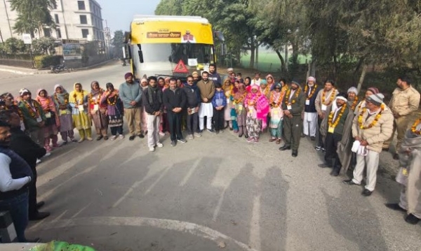 ਮੁੱਖ ਮੰਤਰੀ ਤੀਰਥ ਯਾਤਰਾ ਤਹਿਤ ਬੱਸ ਨੂੰ ਰਵਾਨਾ ਕਰਨ ਮੌਕੇ ਹਲਕਾ ਵਿਧਾਇਕ ਨਰਿੰਦਰ ਪਾਲ ਸਿੰਘ ਸਵਨਾ।