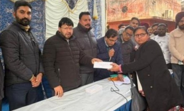 ਕੈਬਨਿਟ ਮੰਤਰੀ ਡਾ. ਰਵਜੋਤ ਸਿੰਘ ਲਾਭਪਾਤਰੀਆਂ ਨੂੰ ਸਹਾਇਤਾ ਰਾਸ਼ੀ ਦੇ ਪ੍ਰਵਾਨਗੀ ਪੱਤਰ ਸੌਂਪਦੇ ਹੋਏ।