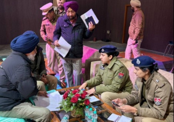 ਐਸ.ਐਸ.ਪੀ ਡਾ. ਦਰਪਣ ਆਹਲੂਵਾਲੀਆ ਲੋਕਾਂ ਦੀਆ ਸ਼ਿਕਾਇਤਾਂ ਸੁਣਦੇ ਹੋਏ।