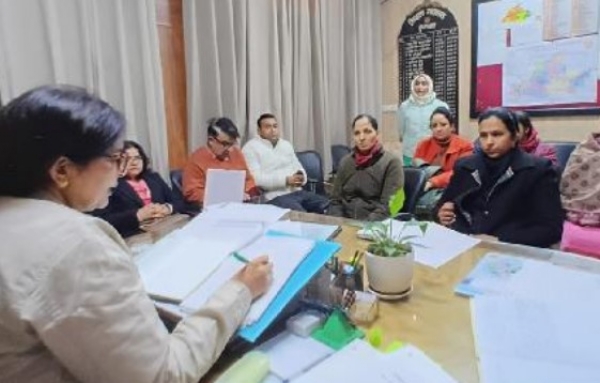 ਸਿਵਲ ਸਰਜਨ ਮਾਤਰੀ ਮੌਤ ਦਰ ਘਟਾਉਣ ਲਈ ਸਿਹਤ ਅਧਿਕਾਰੀਆਂ ਨੂੰ ਸਖ਼ਤ ਹਦਾਇਤਾਂ ਕਰਦੇ ਹੋਏ।