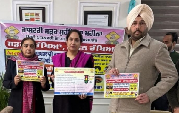 ਡਿਪਟੀ ਕਮਿਸ਼ਨਰ ਸੜਕੀ ਨਿਯਮਾਂ ਦੀ ਪਾਲਣਾ ਨੂੰ ਦਰਸ਼ਾਉਂਦਾ ਪੌਸਟਰ ਰਿਲੀਜ ਕਰਦੇ ਹੋਏ.