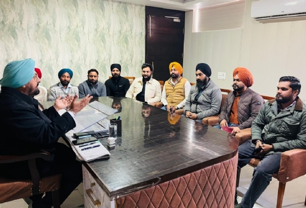 ਐਮ ਐਲ ਏ ਰੰਧਾਵਾ ਮਾਈਨਿੰਗ ਅਧਿਕਾਰੀਆਂ ਨੂੰ ਗੈਰਕਾਨੂੰਨੀ ਖਣਨ ਨਾ ਹੋਣ ਦੇਣ ਦੀ ਸਖ਼ਤ ਹਦਾਇਤ ਕਰਦੇ ਹੋਏ.