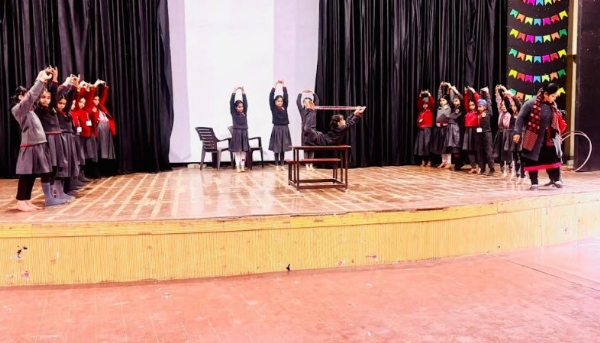 ਸ਼ਿਵ ਕੁਮਾਰ ਬਟਾਲਵੀ ਸੱਭਿਆਚਾਰਕ ਕੇਂਦਰ ਬਟਾਲਾ ਵਿਖੇ ਗਣਤੰਤਰ ਦਿਵਸ ਦੀਆਂ ਤਿਆਰੀਆਂ ਸਬੰਧੀ ਕੀਤੀ ਰਿਹਾਸਲ ਦਾ ਦ੍ਰਿਸ਼।