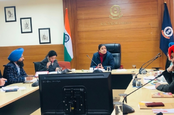 ਵਧੀਕ ਡਿਪਟੀ ਕਮਿਸ਼ਨਰ (ਜਨਰਲ) ਗੀਤਿਕਾ ਸਿੰਘ ਜ਼ਿਲ੍ਹਾ ਪ੍ਰਸ਼ਾਸਕੀ ਕੰਪਲੈਕਸ ਦੇ ਮੀਟਿੰਗ ਹਾਲ ਵਿੱਚ ਮੀਟਿੰਗ ਦੌਰਾਨ